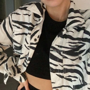 Jeansjacka - Supercool jeansjacka från Gina i storlek xs. Den köptes för ett bra tag sen men numera så används den aldrig. Den är använd men inget som tyder på de, då den är i finis skick.