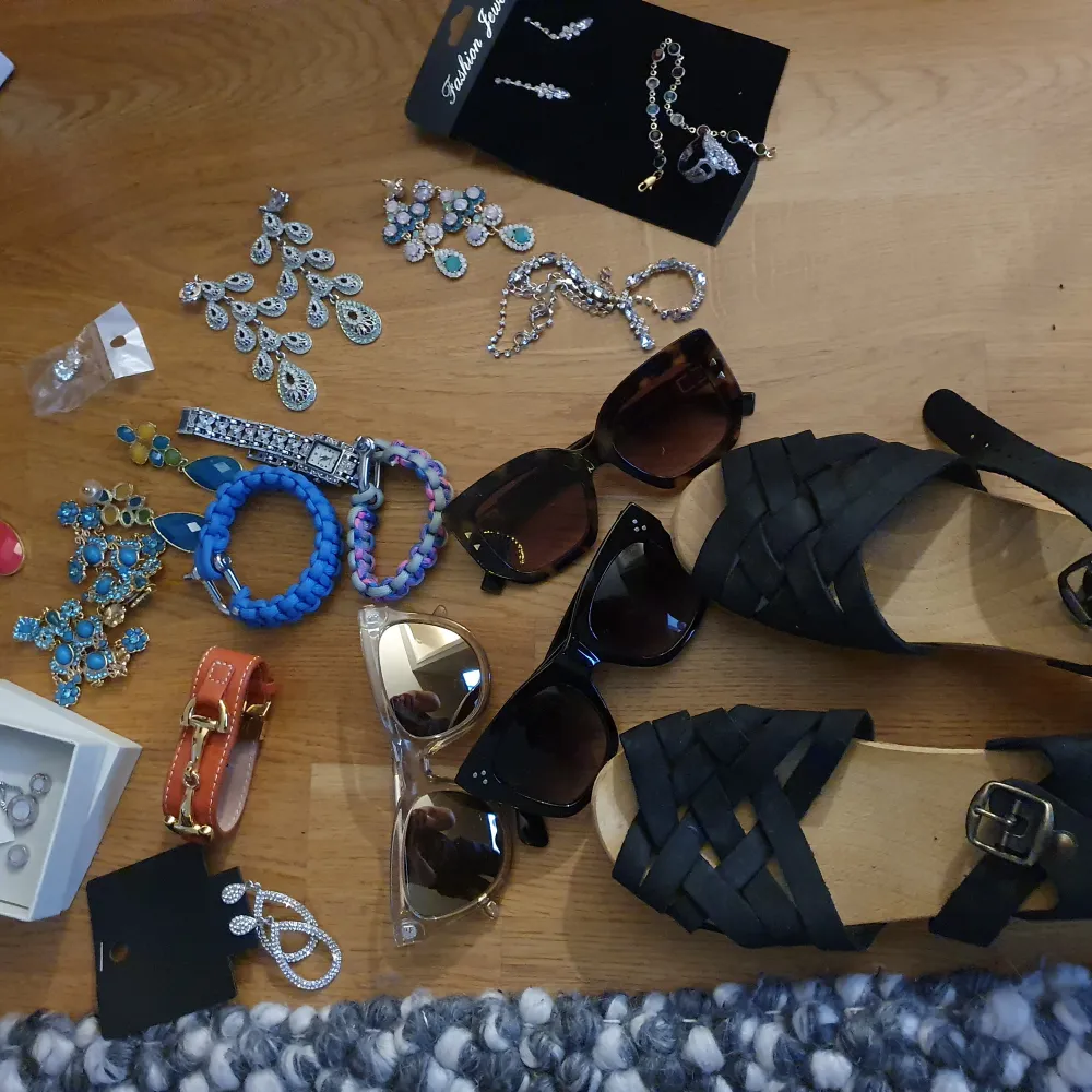 Allt för 400kr  .. Smycken, solglasögon och oanvända moheda skor i stl 40 . Accessoarer.