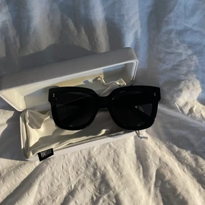 Chimi - Chimi Eyewear i färgen black och modell #008. Använt cirka 5 gånger, alltså nyskick. Säljer pga att det inte kommer till användning.🥰🥰 Hör av er om ni har frågor.