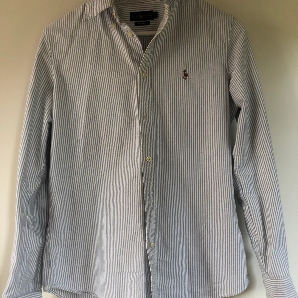Blå/vit randig skjorta från Ralph Lauren i Storlek M, använd ett fåtal gånger!. Skjortor.