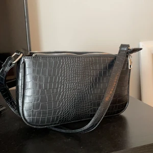 Väska - Så fin axelbandsväska som tyvärr inte kommer till användning längre. Har ett innerfack med dragkedja och sen två innerfack till utan dragkedja. Rymlig, stilren och i bra skick. 100kr inklusive frakt💗