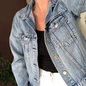 Jeansjacka från Bikbok - Ljus jeansjacka från Bikbok i storlek M! Nästintill oanvänd! ☀️ önskas fler bilder eller undrar du något är det bara att höra av sig🤗 