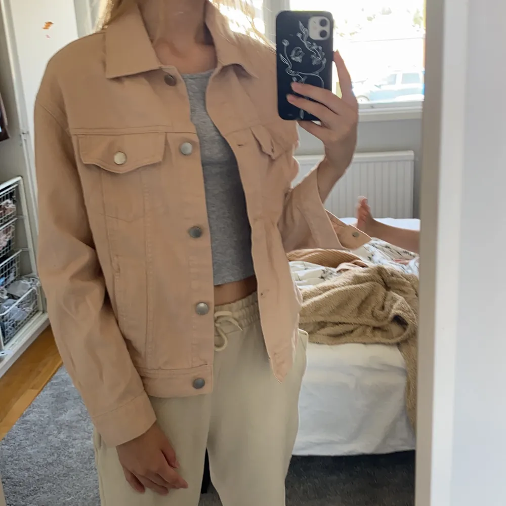 En beige jeansjacka, väldigt bra kvalitet och inte använd en enda gång❤️ perfekt höstjackan enligt mig men tycker inte alls den passar mig så säljer den nu🥰 köptes för säkert 500kr och säljer för 300kr ❤️ inga hål eller tecken på användning ❤️ i storlek XS men är oversized så passar väl XXS-L skulle jag tro. Jackor.