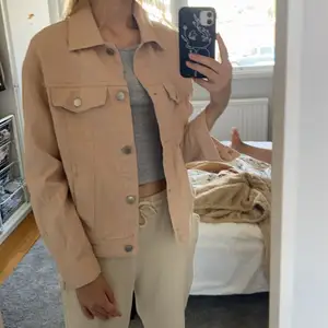 En beige jeansjacka, väldigt bra kvalitet och inte använd en enda gång❤️ perfekt höstjackan enligt mig men tycker inte alls den passar mig så säljer den nu🥰 köptes för säkert 500kr och säljer för 300kr ❤️ inga hål eller tecken på användning ❤️ i storlek XS men är oversized så passar väl XXS-L skulle jag tro