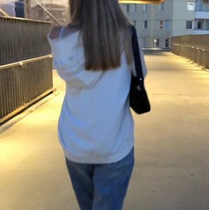 Vit Zip hoodie!!! - Vit zip hoodie/munkjacka från HM! Verkligen jättefin! Storlek L, lite oversize på mig som har S/M🌸