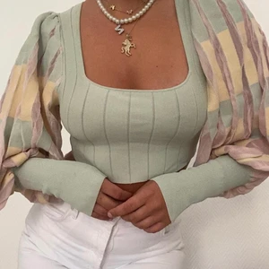 Zara topp  - Intressekoll på denna topp från Zara, lånade bilder!! I storlek S🤍 skriv privat vid intresse 