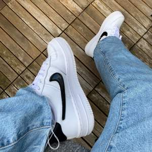 Nike air force 1s med svart avtagbart nikemärke. Väldigt stilrena och snygga!! Köptes för cirka 2 år sedan men endast använda cirka 4-5 gånger pga liiite för små för mig. Har flera andra i samma modell och kan verkligen rekommendera 😍