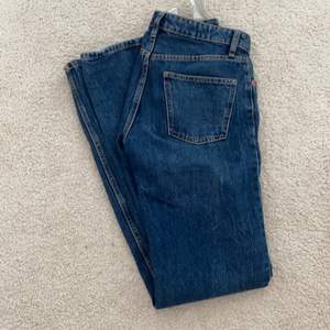 Säljer mina nästan helt oanvända jeans från zara i storlek 34, de är slutsålda och går knappt att få tag på
