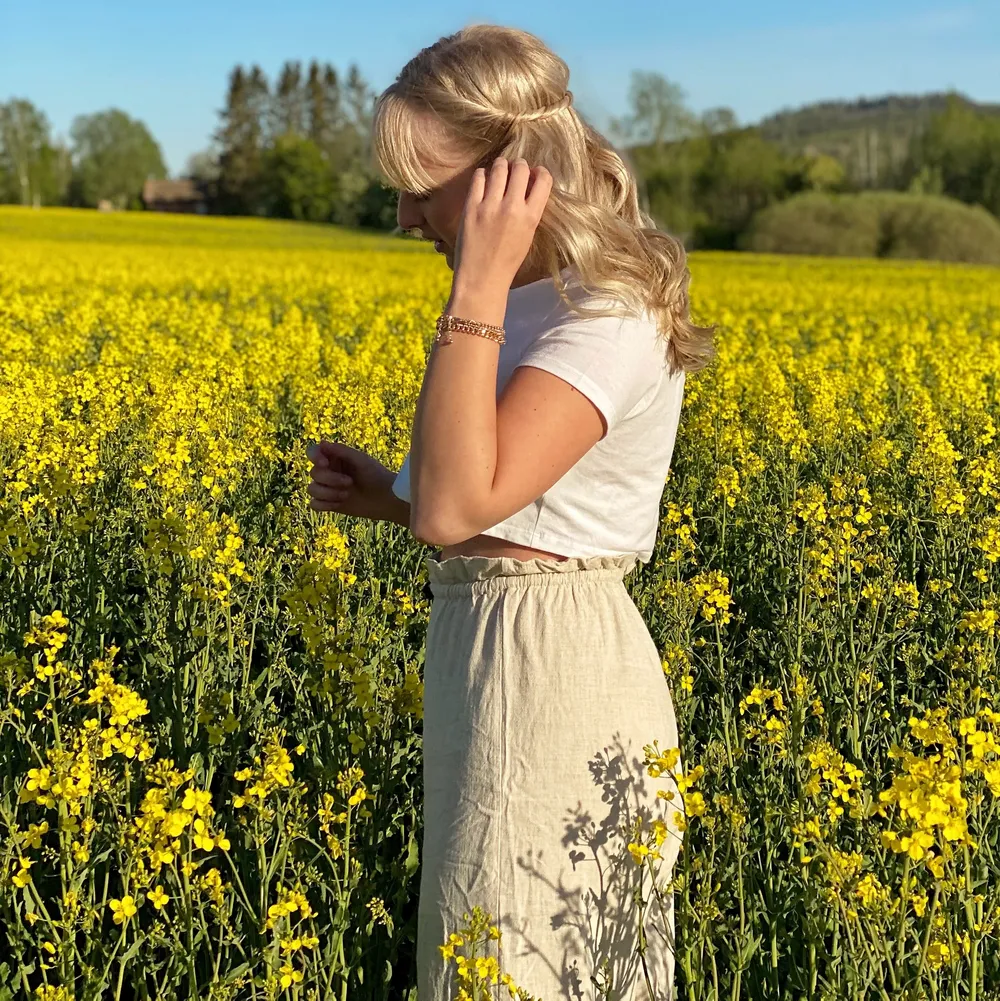 Väldigt fina linnebyxor från pull&bear 🌸. Jeans & Byxor.