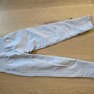 AYBL Ljusgrå leggings storlek L  - Stretchiga leggings från AYBL med figursydda detaljer. Köparen betalar frakt som brukar landa på 50-60 kr. Sparsamt använda utan skavanker. 