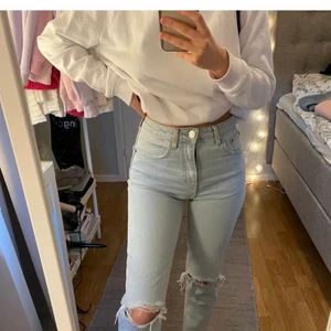 Jeans - (Lånade bilder) Jättefina jenas från Zara som tyvärr är för små för mig. Mycket bra skick💗💗 