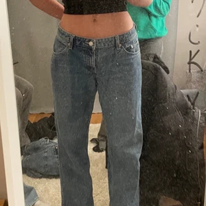 Jeans - Säljer dessa lågmidjade jeansen från weekday, sitter bra på mig som är 164 lång💕💕💕