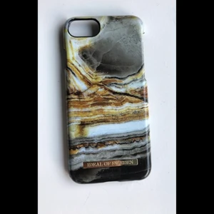 Skal för mobilen - Ett ideal of sweden skall,skalet är använt i 2 månader, och är i jätte bra skick förutom att det finns en liten spricka men den syns knappast. Skalet kan användas till iPhone 7,8 och iPhone SE 2020.