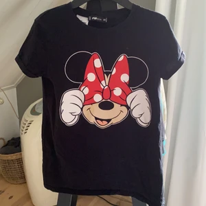  T-shirt med tryck  - Svart t-shirt från New Yorker, väldigt fint skick trycket är helt kvar. Kom Priv för fler bilder. 