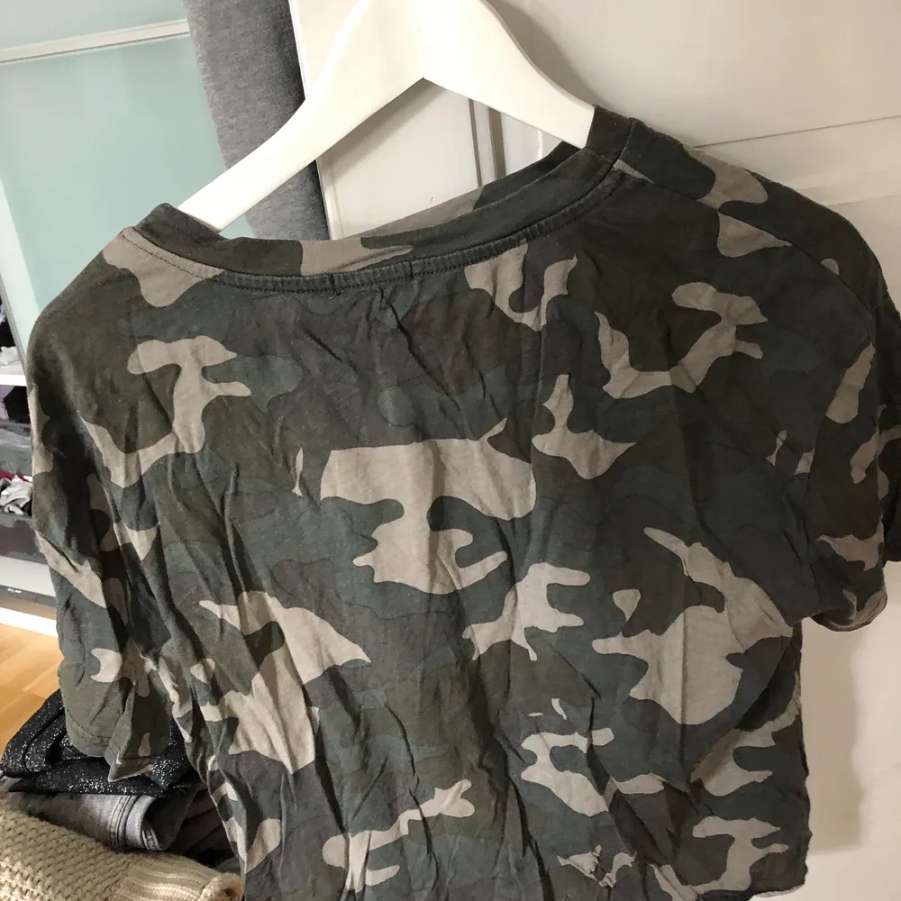 Snygg militärtröja från Bershka i storleken S. Tunt skönt material och i gott skick! 🤩 Köparen står för frakt . T-shirts.