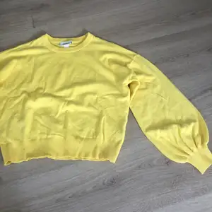 Säljer denna gula tröjan ifrån monki då den inte kommer till användning längre, den sitter väldigt fint och har riktigt skönt material, tröjan har ballongärmar. Frakt tillkommer🙂