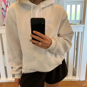 Vit hoodie  - Vit hoodie från Hm, storlek S/M. Mycket skön och bekväm 
