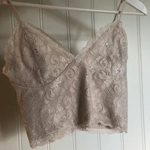 Linne i spets  - Sött linne från bikbok i mycke bra skick som tyvärr inte kommit till användning så mycje då det är för litet, nypris cirka 200, köpare står för frakt 🤍