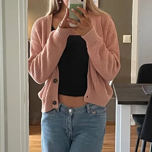 Rosa kofta - Söt rosa kofta köpt här på plick. Tyvärr aldrig riktigt kommit till användning:( Från lager157 från början. Jag betalar 20 kr av frakten