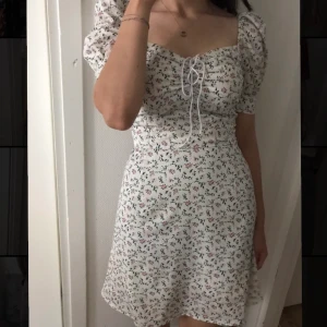 klänning  - En vit sommarklänning från yesstyle i storlek L. ( men den passar bättre på någon med storlek S/XS) Använd endast 2 gånger. 