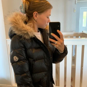 Moncler dunjacka  - Moncler dunjacka i storlek 0 passar mig som är XS/S. Mycket bra skick, använd sparsamt. Riktig päls. 
