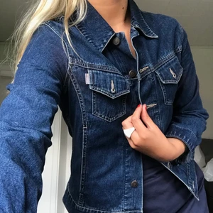 Jeans jacka - Vintage jeansjacka som knappt är använd, väldigt fint skick och bra kvalitet! 💙