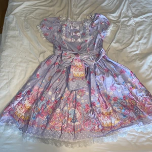 Kawaii Lolita klänning🌸 - Kawaii Lolita klänning köpt för 6 år sen men bara använd 1 gång!🥰 Det är en storlek S❣️