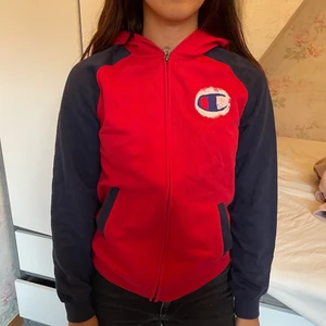 Champion kofta - En röd, blå kofta från Champion. Köpt på Kids brand store och är i deras strl L men passar mig som är en XS. Använd en gång och är därför i nyskick. Nypris: 549 kr