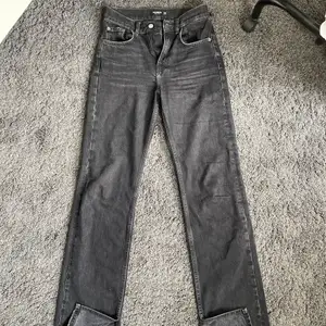 Säljer mina favorit jeans från Pull and Bear p.g.a att de har blivit alldeles för små för mig. Perfekta i längden (jag är 173cm). Dessa är svarta med slits!! (Se på sista bilden vart de är sönder - går att sy tillbaka) Köparen står för frakt!! Säljer direkt!