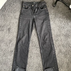 Jeans - Säljer mina favorit jeans från Pull and Bear p.g.a att de har blivit alldeles för små för mig. Perfekta i längden (jag är 173cm). Dessa är svarta med slits!! (Se på sista bilden vart de är sönder - går att sy tillbaka) Köparen står för frakt!! Säljer direkt!