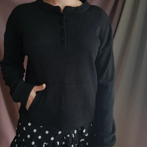 Svårt tröja - Bekväm croptop med framficka. 