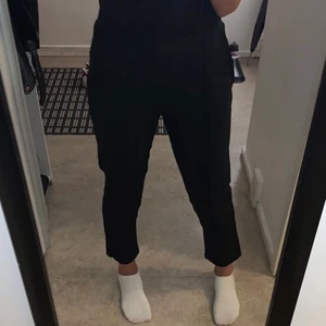 PCCHILLI WIDE PANTS storlek Xxs  - Säljer dessa sköna byxor från ginatricot i storlek XXS. Har använt 1 gång och nu är dom lite för små. Tyvärr så gillar jag inte hur dom ser ut på mig längre men dom är jättemysiga att ha på sig.💛 Frakt 62 kr