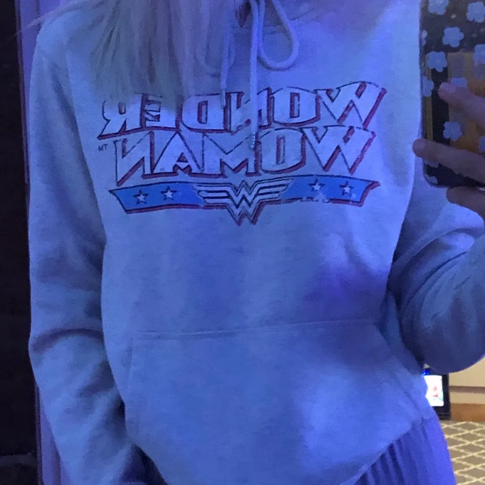 Här är en vit hoodie i strl S☺️ Den är från hm och har används bara ett få tal gånger🌟 Betalning sker via Swish🌸 Skicka meddelande om intresse eller frågor😊☘️ . Hupparit & Collegepaidat.