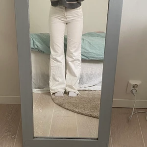 Vita jeans - Säljer mina fina vita jeans från mango på grund av att dom inte längre används! Storlek 36 och sitter bra på mig som är 165 cm. Köpta för 600kr och använda bara några få gånger. Frakt ingår ej