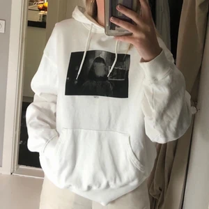 Vit hoodie - Säljer mina vita ”stay” hoodie pga har för många liknande. Köpt på carlings för 300kr. Bra skick! Köparen står för frakt!  ( lånad bild) 