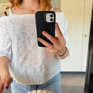 Vit topp - Extremt fin topp från Lindex! Nästan aldrig använd🤎 säljer pga den inte kommer till användning hemma hos mig! Jättegulligt mönster med axelband. Storlek S-L🤎 frakt tillkommer 