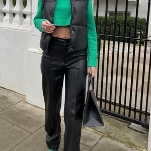 byxor 🖤 - Helt nya med prislappen kvar. Från Zara och är slutsålda överallt. köparen står för frakt budgivning om flera intresserade 🖤🖤🖤 den i strl S är använd en gång 