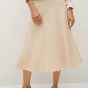 Plisserad kjol från Mango - Plisserad beige kjol från Mango, stickad och mjuk. Så skön och sitter jättefint!