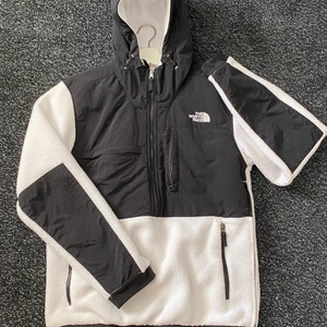 the northface fleecejacka  - vit o svart fleecejacka i strl M, använd fåtal gånger, jättebra skick och inga fläckar eller liknande❤️ ressor  längst ner så man kan dra åt den. priset + inkl frakt❤️❤️