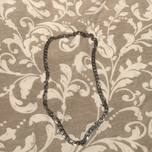 Halsband Kedja - Säljer en kedja som är 57 cm lång och 0,5 cm bred.                                                                   Inte använt så den är i bra skick                          Skriv privat om ni vill veta mer och köparen står för frakt