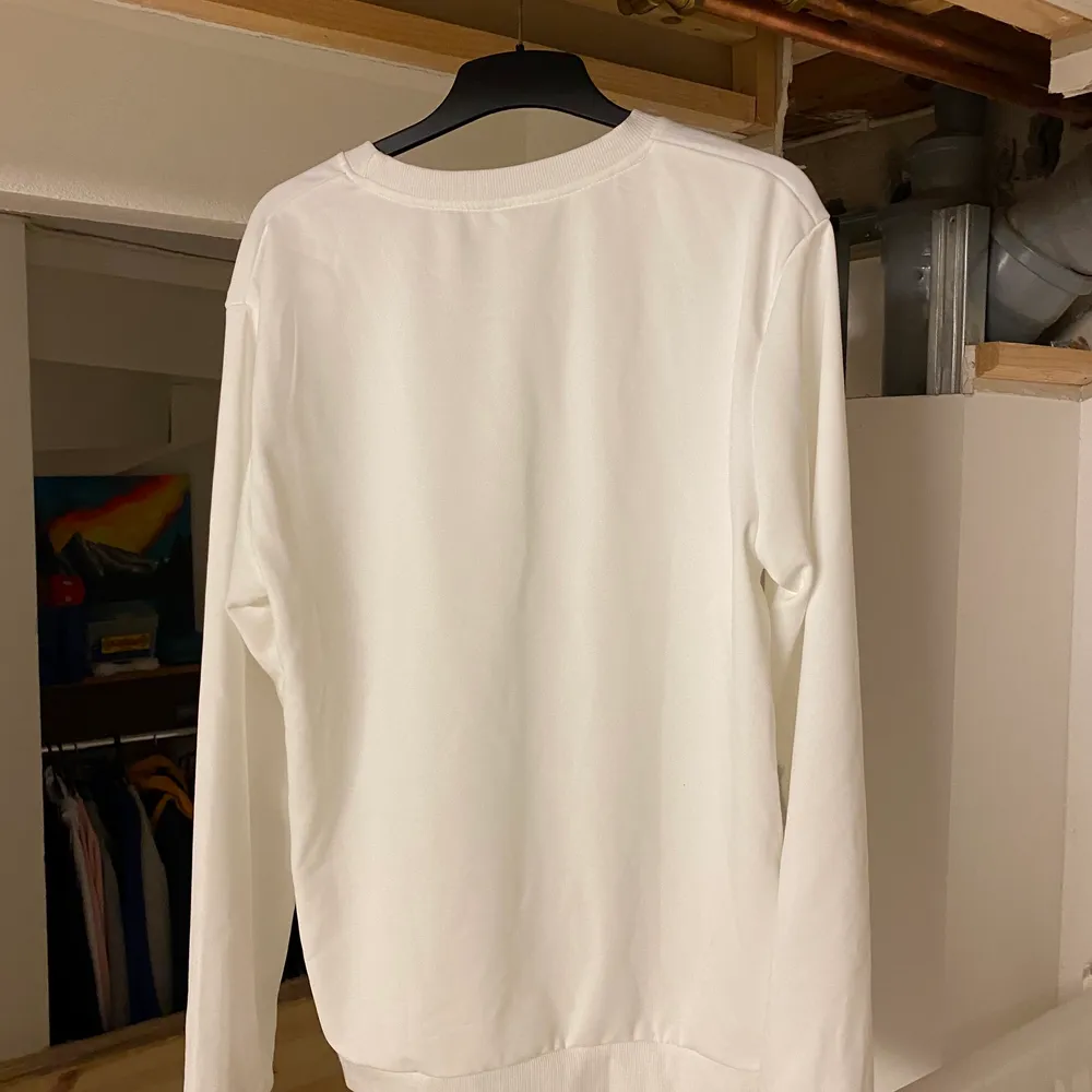 Vit sweatshirt som aldrig är använd. Köpt på shein och är i storlek M (herrstorlek). . Tröjor & Koftor.