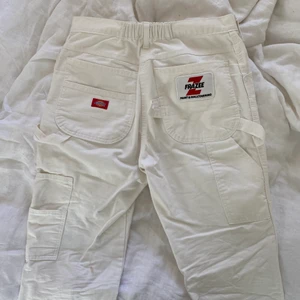 Vita DICKIES cargopants - Köpta på instagram, äkta dickies som är ”insydda” med gummiband i midjan för en bättre passform. De har två små ljusa fläckar fram som jag kan skicka bild på om det behövs💕