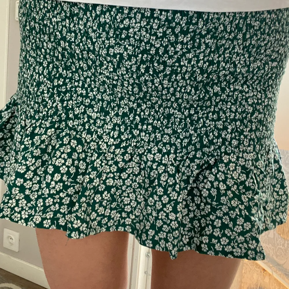 Grön volang kjol från HM med små blommor på 💞 superfin nu till sommaren🍓🔥 strl. M . Kjolar.