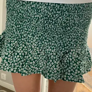 Grön volang kjol från HM med små blommor på 💞 superfin nu till sommaren🍓🔥 strl. M 