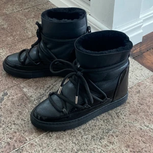 INTRESSEKOLL!  - Inuikiis svarta, storlek 40 från wakakuu. Kollar intresse för dessa pga ej använder. Startar priset på 1500kr. Högsta bud vinner 🥰