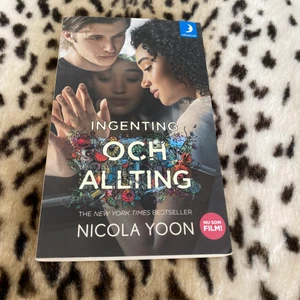 Bok Ingenting och allting  - Ingenting och allting skriven av Nicola Yoon på svenska. The New York Times best seller. Leverans kan diskuteras kring, köparen står då för frakt. 