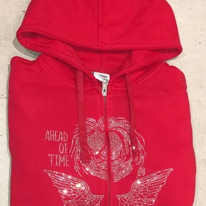 Rhinestone Tröja Ahead Of Time - Finns inne i lager BLÅ, RÖD & SVART i alla storlekar