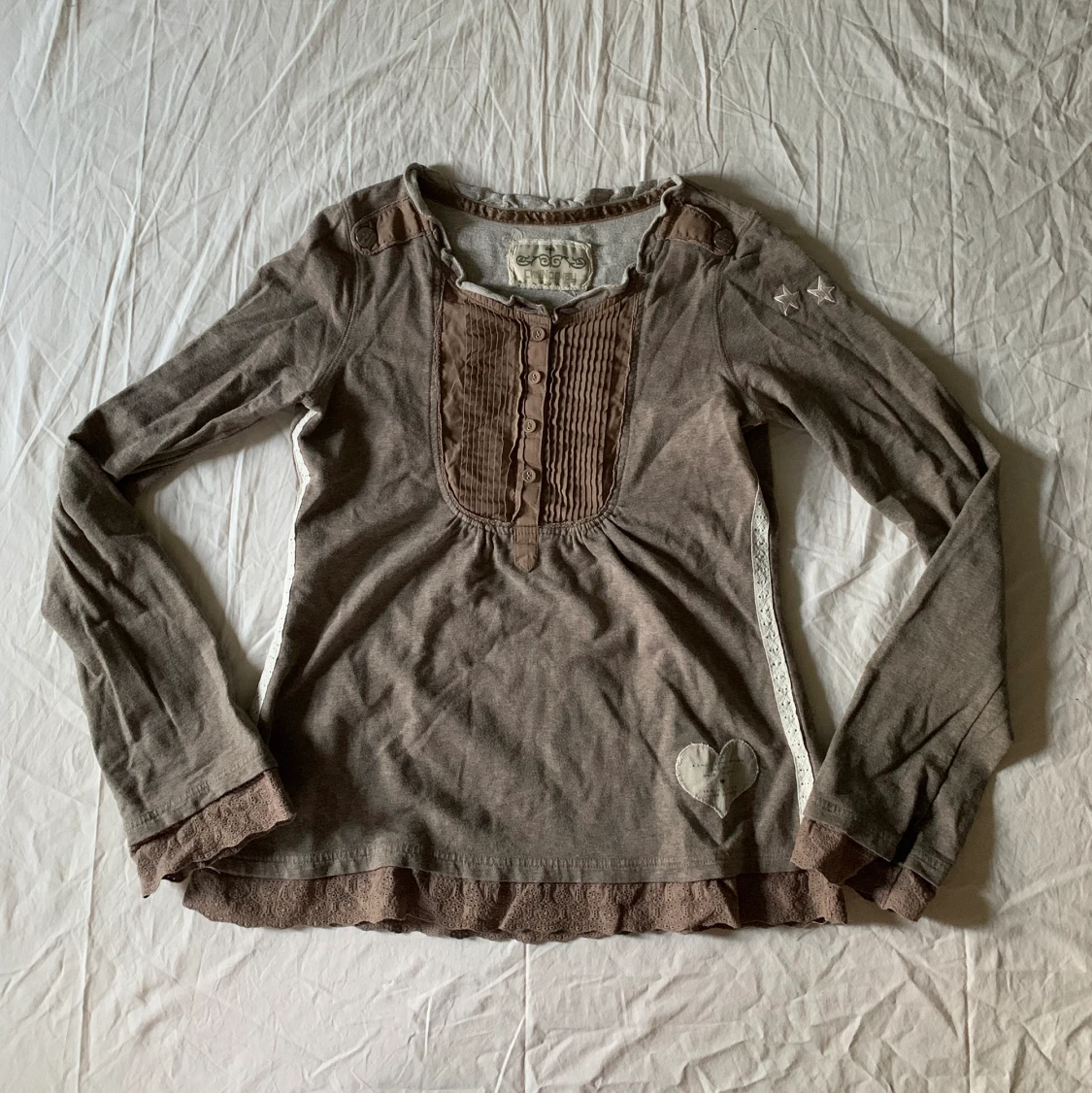 Gråbrun tröja med spetsdetaljer