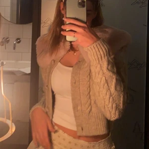 Kofta - Säljer den här JÄTTE fina koftan ifrån zara, aldrig använd prislapp sitter kvar. Nypris:400kr, Köparen står för frakten🤍