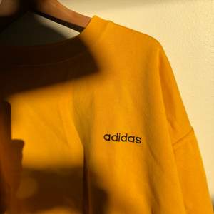 Adidas-sweatshirt köpt på vintagemarknad i Amsterdam. Bra skick, fett skön och najs brandgul färg. Ett kap!
